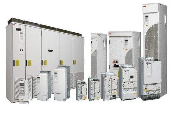 De frequentieomschakelaar 50/60Hz 37 kW-outputstroom 80A van ABB ACS800-01-0050-3+P901