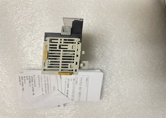 De Automatisering van CJ1W-AD081-V1 Omron en de INPUTmodule 8 van de Veiligheidscj Reeks ANALOGON