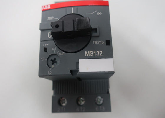 MS132-6.3 is een compact apparaat met een breedte van 45 mm met een nominale bedrijfsstroom