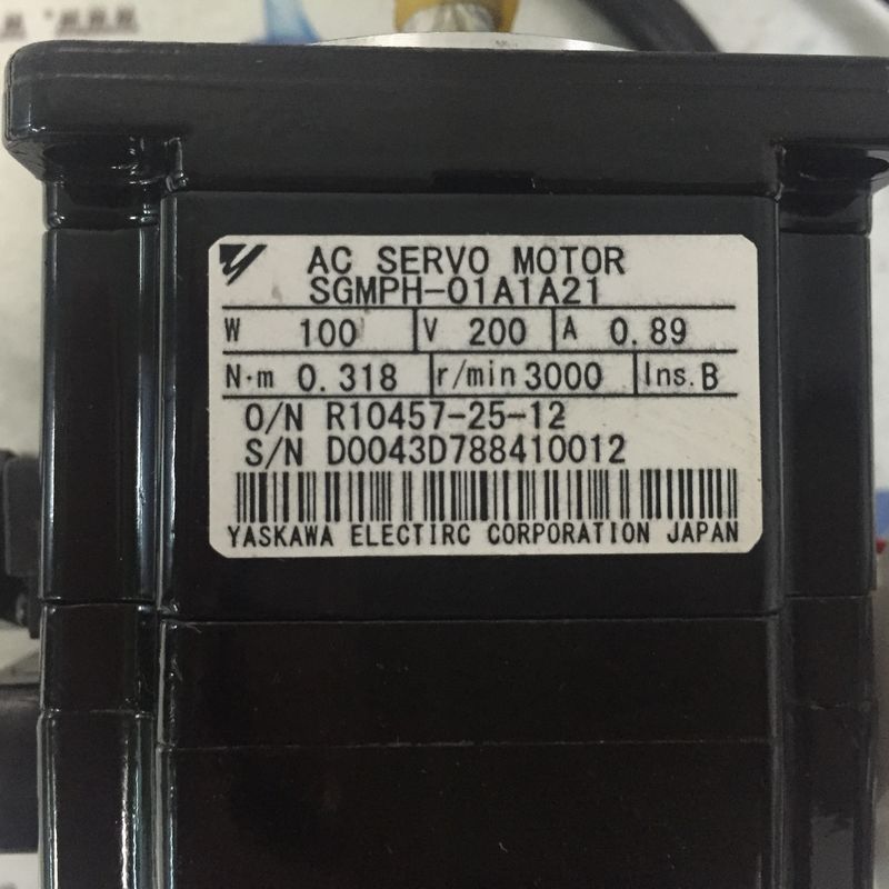 SGM-02UW14E Yaskawa 17bit Absolute encoder SERVO MOTOR 100W 0.89A Nieuw in doos