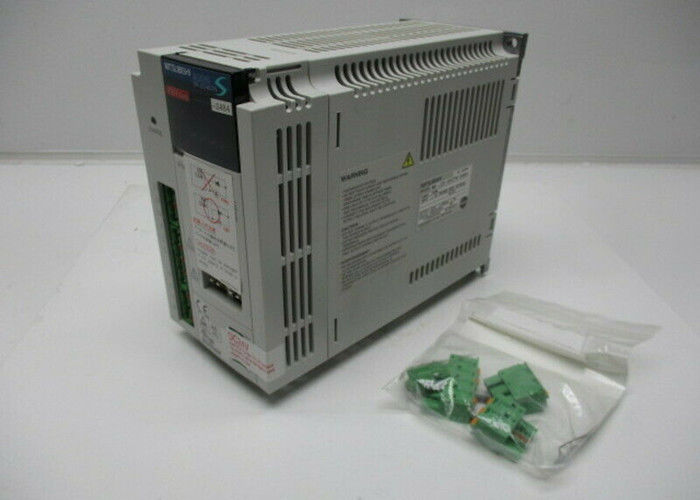 MR-J2S-60CP4-S484 Mitsubishi DC Servo Drive Industriële Versterker 600W 1.4A Uitgang 323V