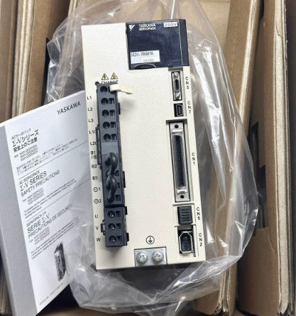 Yaskawa Drive SGDV-5R5A01A/11A SGDV-7R6A01A/11A met een jaar garantie op voorraad